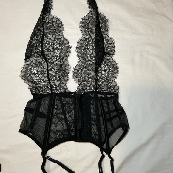 Elegant Black Lace Bodysuit - Picture 5 of 6